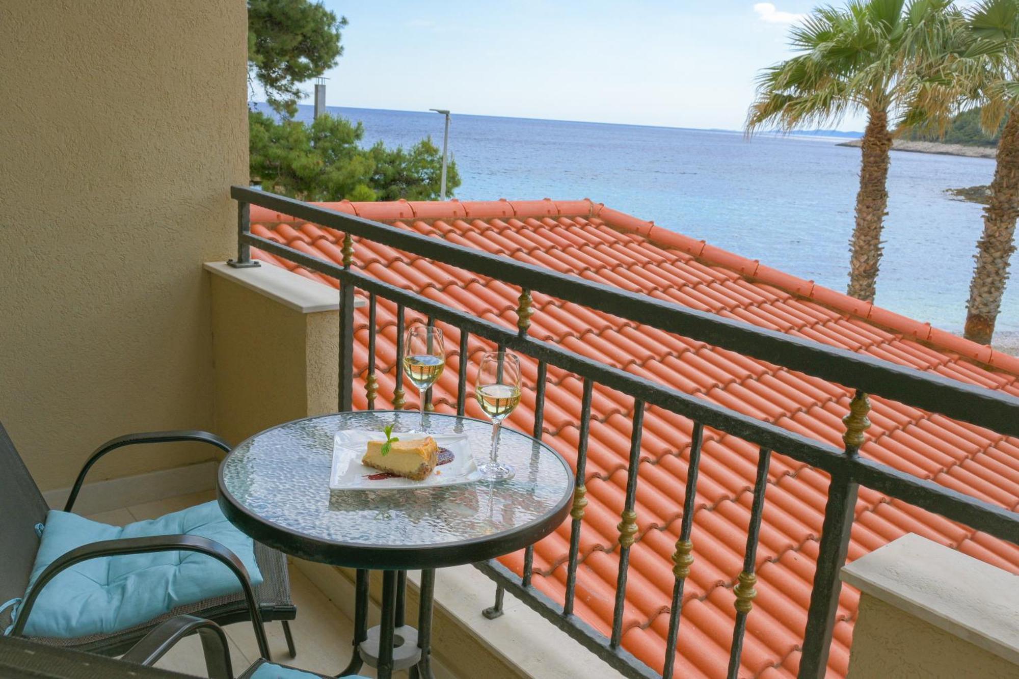 Hotel Fortuna Milna  Exterior photo