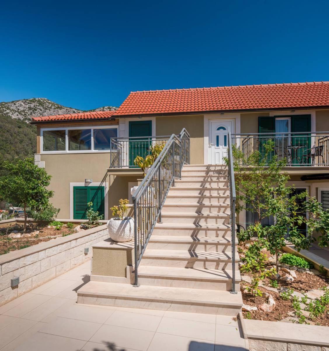 Hotel Fortuna Milna  Exterior photo